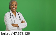 Confident medical professional smiling in front of green screen in seamless transition. Стоковое AI-видео, аниматор Владимир Федоров / Фотобанк Лори