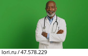 Confident elderly doctor in white coat with stethoscope on green screen. Стоковое AI-видео, аниматор Владимир Федоров / Фотобанк Лори