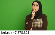 Thoughtful woman contemplates ideas against green backdrop with varying expressions. Стоковое AI-видео, аниматор Владимир Федоров / Фотобанк Лори