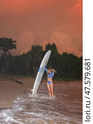 Experience a thrilling night surfing adventure at the beautiful beach under a dramatic sky. Стоковое фото, фотограф Женя Канашкин / Фотобанк Лори
