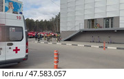 ANGARSK, IRKUTSK REGION, RUSSIA - April 08, 2025: Video of preventive training to extinguish fire in busy city shopping center. Team of firefighters in special clothing runs to entrance of  building. Редакционное видео, видеограф Виктория Катьянова / Фотобанк Лори