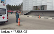 ANGARSK, IRKUTSK REGION, RUSSIA - April 08, 2025: Video of preventive training session on extinguishing fire in city shopping mall. Team of firefighters in special clothing runs to entrance of building, ambulance is nearby. Редакционное видео, видеограф Виктория Катьянова / Фотобанк Лори