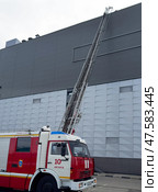 ANGARSK, IRKUTSK REGION, RUSSIA - April 08, 2025: Firefighters climb an extension ladder to the roof of a building. The work of the Russian Emergencies Ministry. Preventive training of firefighters. Редакционное фото, фотограф Виктория Катьянова / Фотобанк Лори