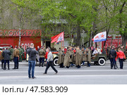 Солдаты в плащ-палатках. Город Тюмень. День Победы (2017 год). Редакционное фото, фотограф Александр Тараканов / Фотобанк Лори