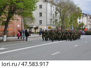 Курсанты ТВИКУ маршируют на параде. День Победы, Город Тюмень (2017 год). Редакционное фото, фотограф Александр Тараканов / Фотобанк Лори