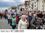 Люди с портретами родственников в День Победы. Город Тюмень (2017 год). Редакционное фото, фотограф Александр Тараканов / Фотобанк Лори