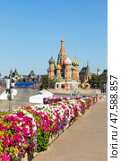 Moscow, Russia - 08.26.2024: Panorama view of Moscow Kremlin and St Basil's Cathedral from Bolshoy Moskvoretsky Bridge. Sunny summer day. Редакционное фото, фотограф Ирина Михайличенко / Фотобанк Лори