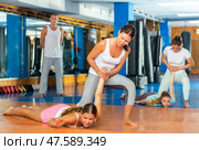 Woman doing wristlock. Стоковое фото, фотограф Яков Филимонов / Фотобанк Лори