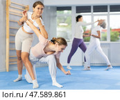 Young woman practicing wristlock with elbow blow during self defence training. Стоковое фото, фотограф Яков Филимонов / Фотобанк Лори