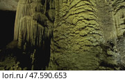 Beautiful cave with stalactites. Стоковое видео, видеограф Михаил Коханчиков / Фотобанк Лори
