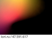 Яркий многоцветный градиентный фон с глубоким темно-черным, розовым, красным, желтым эффектом омбре. Мягкая зернистая текстура для креативного дизайна. Красочный художественный шаблон для современной эстетики. Стоковая иллюстрация, иллюстратор ФотоИнтеллект / Фотобанк Лори