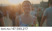 Woman walks through the crowded streets of Prague at sunset, blending into the vibrant atmosphere of the historic city. Стоковое видео, видеограф Igor Tichonow / Фотобанк Лори