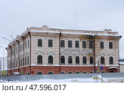 Здание бывшей городской управы (1-й корпус Сарапульского политехнического института). Удмуртия, Сарапул, улица Труда, 8 (2021 год). Редакционное фото, фотограф Алексей Иванов / Фотобанк Лори