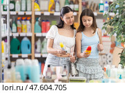 Mother and daughter choosing repellent in supermarket. Стоковое фото, фотограф Яков Филимонов / Фотобанк Лори