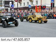 Автомобиль Willys Jeep MB с полевой кухней на параде в честь Дня Победы 9 мая. Город Тюмень (2017 год). Редакционное фото, фотограф Александр Тараканов / Фотобанк Лори