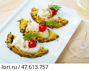 Cuttlefish with pineapple and cherry tomatoes. Стоковое фото, фотограф Яков Филимонов / Фотобанк Лори