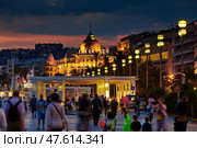 France, Nice, 12.09.2015: Promenade des Anglais, Hotel Negresco, night time, traffic, long exposure, beach. Редакционное фото, фотограф Vladimir Drozdin / Фотобанк Лори