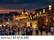 France, Nice, 12.09.2015: Promenade des Anglais, Hotel Negresco, night time, traffic, long exposure, beach. Редакционное фото, фотограф Vladimir Drozdin / Фотобанк Лори