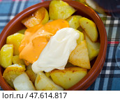 Patatas bravas in clay bowl. Стоковое фото, фотограф Яков Филимонов / Фотобанк Лори