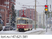 Трамвай Tatra T3SU №338 на улице Московская, Екатеринбург, Свердловская область (2021 год). Редакционное фото, фотограф Алексей Иванов / Фотобанк Лори