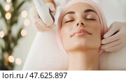 Relaxing facial treatment in a spa environment featuring skincare and rejuvenation techniques. Стоковое AI-изображение, AI-художник Сергей Толмачёв / Фотобанк Лори