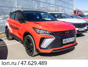 Новый автомобиль Geely Coolray рядом с автосалоном официального дилера. Китайский автопроизводитель. Редакционное фото, фотограф FotograFF / Фотобанк Лори