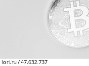 Серебряная монета Bitcoin на белом фоне. Стоковое фото, фотограф Александр Жуков / Фотобанк Лори