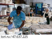 Man ceramist working in pottery workshop. Стоковое фото, фотограф Яков Филимонов / Фотобанк Лори