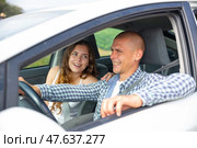 Cheerful man driving car with girlfriend in passenger seat. Стоковое фото, фотограф Яков Филимонов / Фотобанк Лори