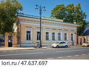 Bolshaya Ordynka Street, a view of an old city estate of the early 19th century, now the Voznesensky Center is located in the building, attraction: Moscow, Russia - August 17, 2022. Редакционное фото, фотограф Алексей Голованов / Фотобанк Лори