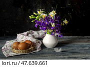 A bouquet with narcissus and irises, nest and eggs in vintage style. Стоковое фото, фотограф Татьяна Ляпи / Фотобанк Лори