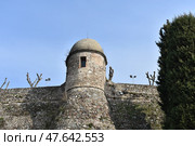 Старинная каменная башня и крепостная стена. Стоковое фото, фотограф Анастасия Шарова / Фотобанк Лори