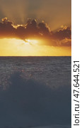 Sunset over sea waves with vibrant colors. Стоковое видео, видеограф Михаил Коханчиков / Фотобанк Лори