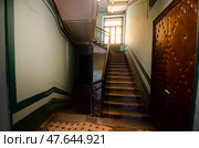 Санкт-петербургская парадная. Лестница в доходном доме. Стоковое фото, фотограф Яковлев Сергей / Фотобанк Лори