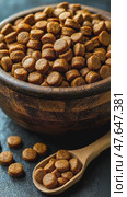 Abundant pet food (kibble) in wooden bowls or containers with spoons, emphasizing nutrition, health, and dry ingredients. Стоковое AI-видео, аниматор Данила Большаков / Фотобанк Лори