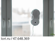 Мойка окна роботом-мойщиков. Редакционное фото, фотограф Свитич Олег / Фотобанк Лори