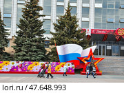 Город Тюмень. Здание Тюменской городской Администрации и городской Думы в День Победы (2017 год). Стоковое фото, фотограф Александр Тараканов / Фотобанк Лори