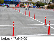 Пустая автомобильная парковка без автомобилей. Город Тюмень (2017 год). Редакционное фото, фотограф Александр Тараканов / Фотобанк Лори