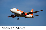 Barcelona, El Prat - January 26, 2020: Airplane EasyJet airline lands on the runway in an aeroport El Prat city of Barcelona. Редакционное фото, фотограф Яков Филимонов / Фотобанк Лори