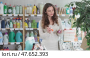 Young woman chooses nail polish in store. Стоковое видео, видеограф Яков Филимонов / Фотобанк Лори