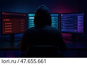 Хакер.Человек в капюшоне перед тремя мониторами с темными веб-форумами. Стоковое AI-изображение, AI-художник Башкирова Анна / Фотобанк Лори