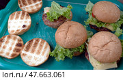 Приготовление бургеров на мангале - Cooking burgers on the grill. Стоковое фото, фотограф Владислав Дельдюгинов / Фотобанк Лори