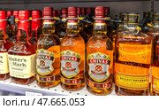 Chivas Regal и другие купажированные шотландские виски продаются на полке в супермаркете. Редакционное фото, фотограф FotograFF / Фотобанк Лори