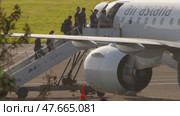People Boarding Aircraft Using Airstairs (2024 год). Редакционное видео, видеограф Игорь Жоров / Фотобанк Лори