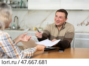 Male agent doing presentation. Стоковое фото, фотограф Яков Филимонов / Фотобанк Лори