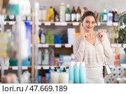 Woman wanders around store, looking at display cases. Стоковое фото, фотограф Яков Филимонов / Фотобанк Лори