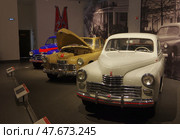 Ряд ретро-автомобилей ГАЗ М-20 "Победа". Музей автомобильной техники. Музейный комплекс УГМК, Верхняя Пышма (2021 год). Редакционное фото, фотограф Алексей Иванов / Фотобанк Лори