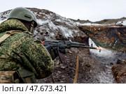Военнослужащий с автоматом во время военных учений на военном полигоне. Стоковое фото, фотограф Александр Река / ТАСС / Фотобанк Лори