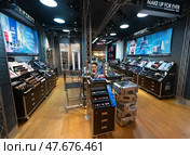 Make Up For Ever boutique in Kuala Lumpur (2017 год). Редакционное фото, фотограф Александр Подшивалов / Фотобанк Лори