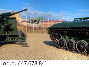 Выставка исторической военной техники под открытым небом, город Магадан, Магаданская область, Россия. Русская и советская артиллерия, бронетехника и боевая истребительная авиация. Редакционное фото, фотограф Андрей Степанов / Фотобанк Лори